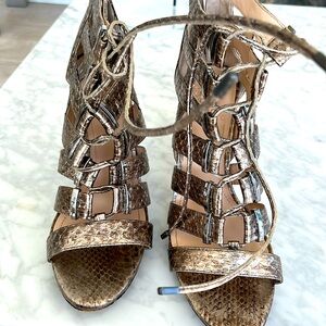 Vince Camuto 4inch heal, gold/snake skin textured high heals, back zip,